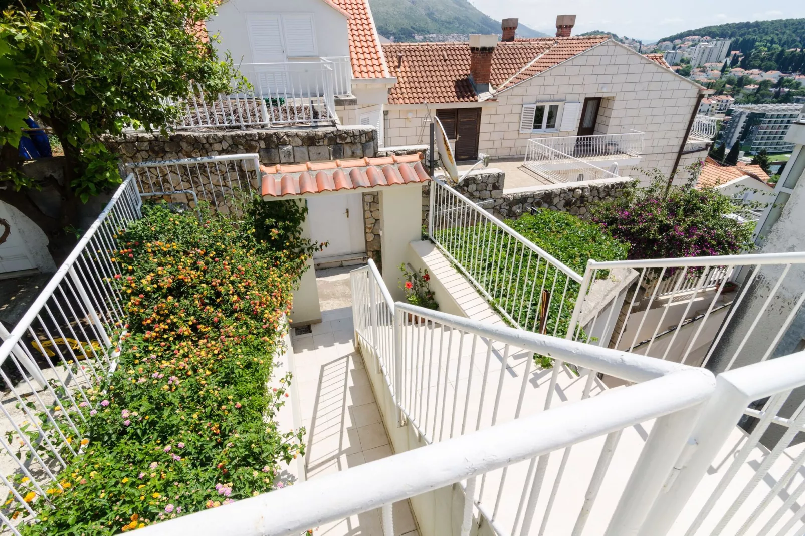 Green Hills Apartment - One Bedroom Apartment with Balcony and Sea View-Buitenlucht