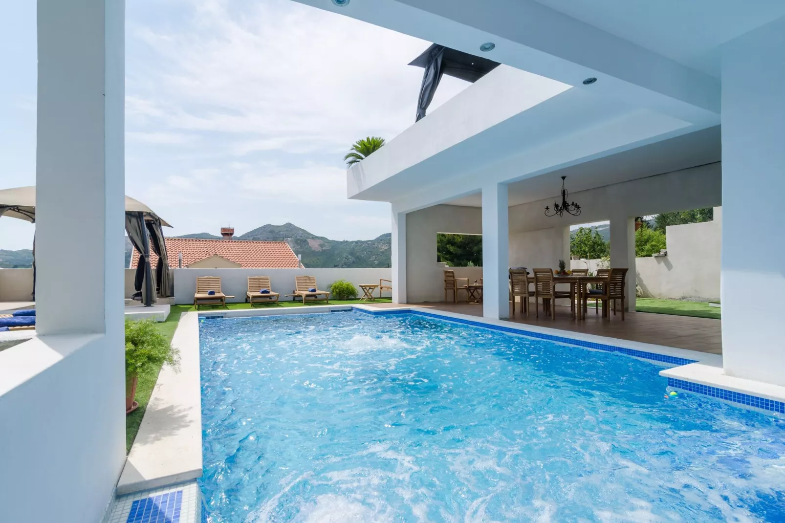 Villa Luciana Residence - Five-Bedroom Villa with Two Pools and Spa Center-Buitenlucht