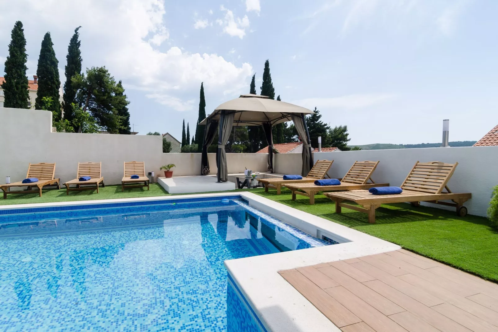 Villa Luciana Residence - Five-Bedroom Villa with Two Pools and Spa Center-Buitenlucht