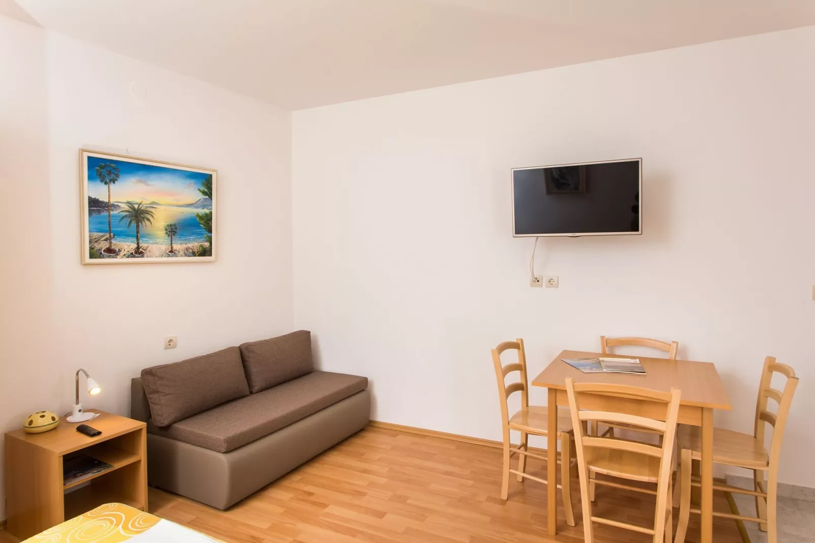 Apartments Bibijana- Premium Studio Apartment with Patio and Sea View (APARTMAN 3)-Eetkamer