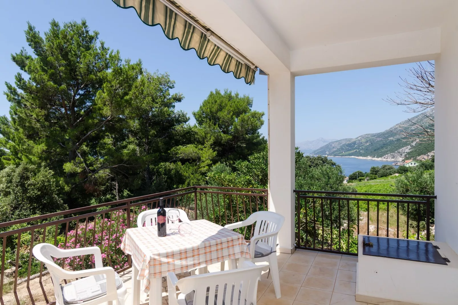 Holiday Home Blue Vineyard- Three Bedroom House with Terrace and Sea View-Terras