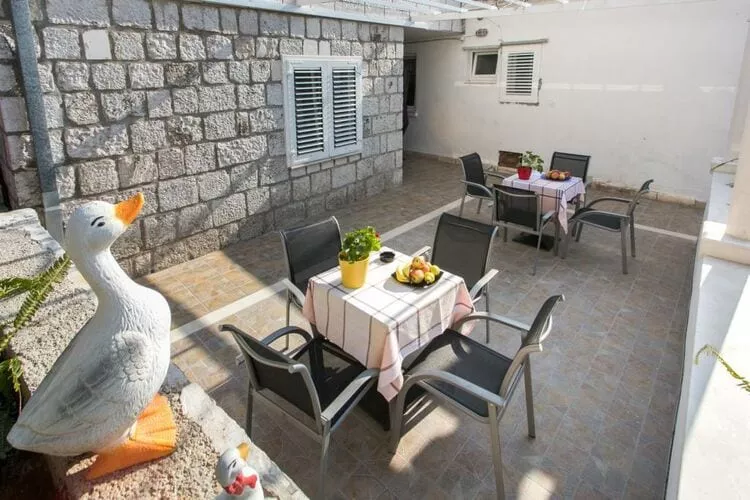 Guest House Kusalo- Studio Apartment with Patio (Studio 1)-Terras