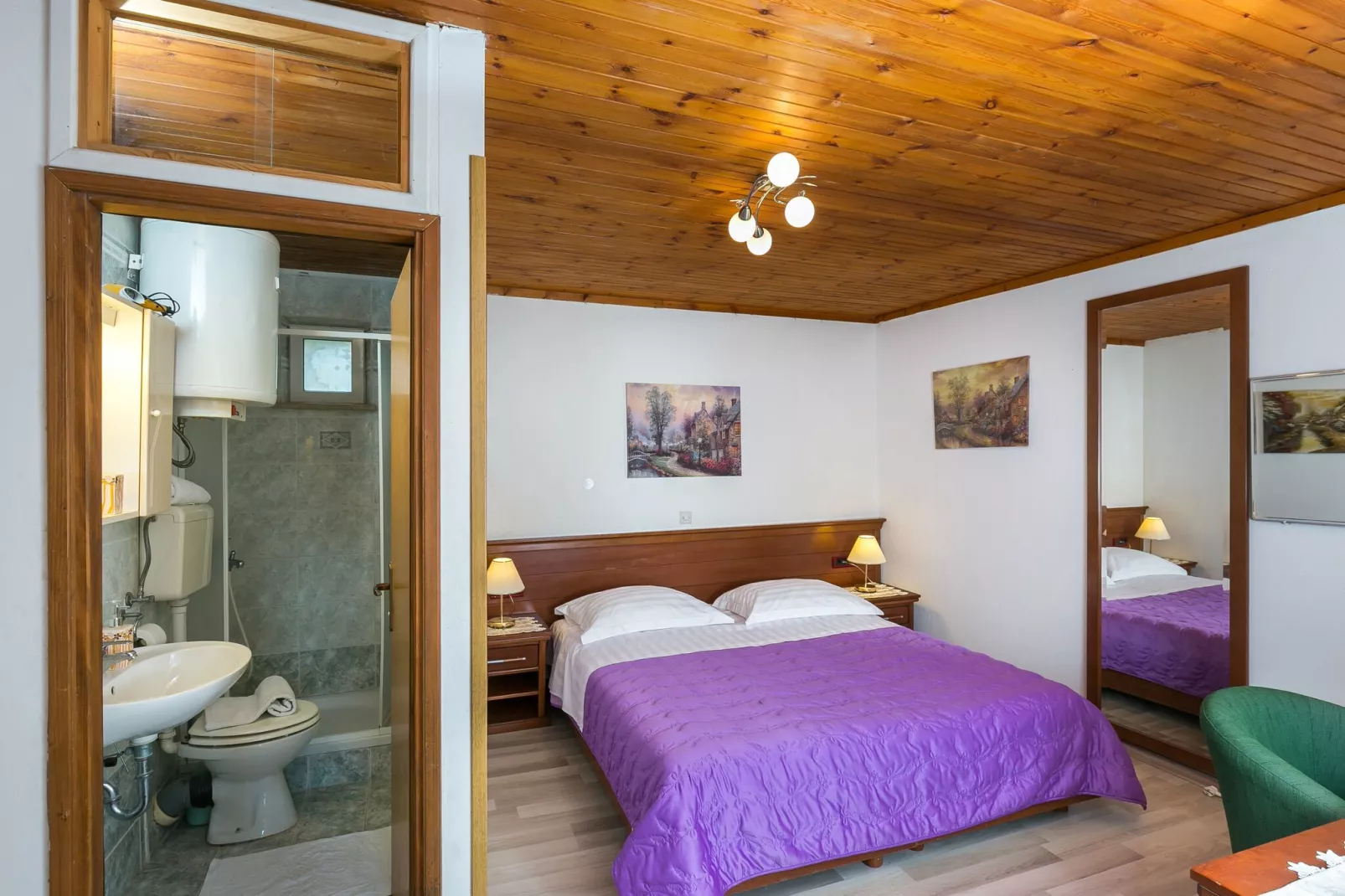 Guest House Kusalo - Comfort Twin or Double Room with Patio (Soba 5)-Slaapkamer