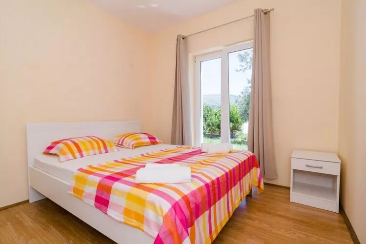 Apartments & Rooms Tapera- Comfort One-Bedroom Apartment with Terrace and Garden View ( NARANČASTI 1 )