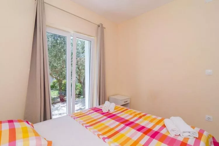 Apartments & Rooms Tapera- Comfort One-Bedroom Apartment with Terrace and Garden View ( NARANČASTI 1 )-Slaapkamer