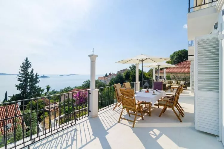 Villa Orlando - Five Bedroom Villa with Swimming Pool and Sea View