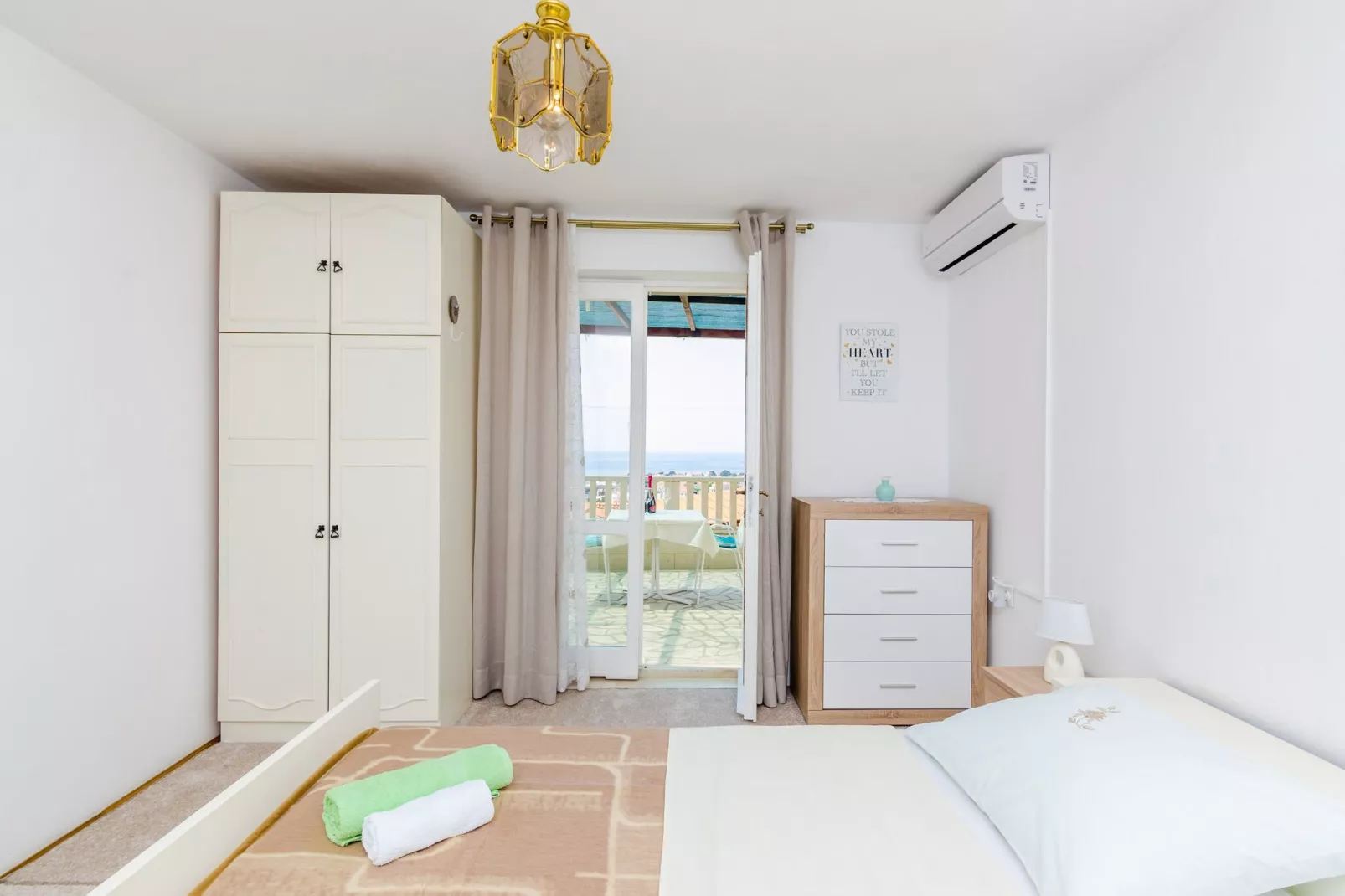 Rooms Nikola- Double Room with Terrace and Sea View-Slaapkamer