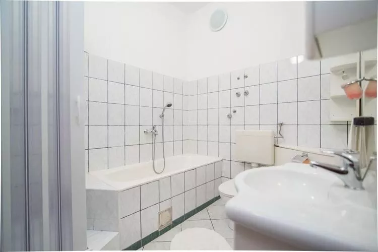 Apartment Sweet Dreams- Two Bedroom Apartment with Pool Terrace (ST)-Badkamer