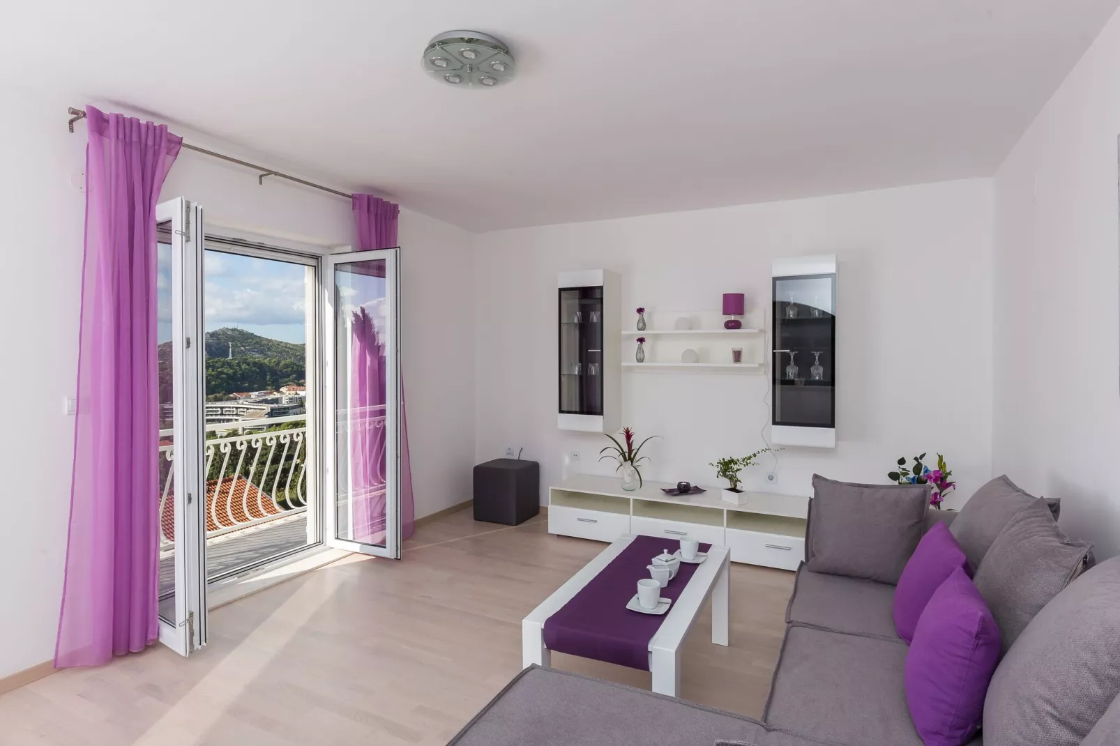 Apartments Villa Enzian - Comfort Two Bedroom Apartment with Balcony and Sea View-Woonkamer