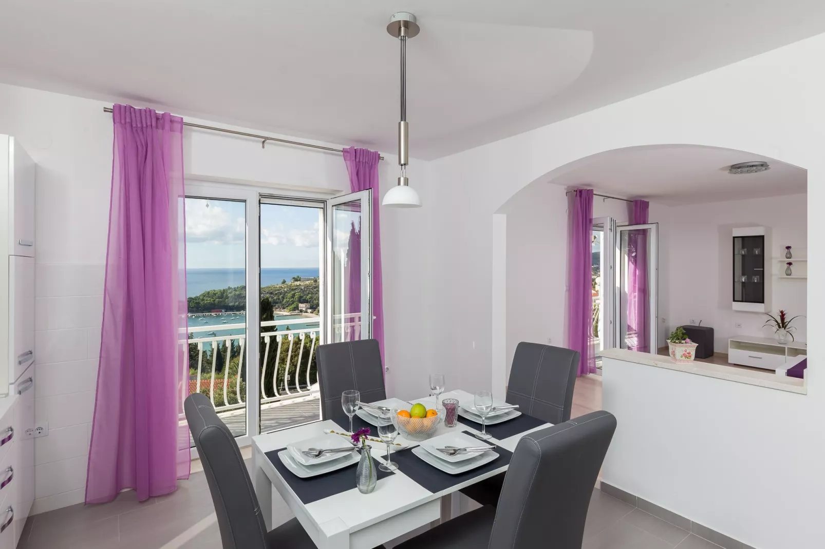 Apartments Villa Enzian - Comfort Two Bedroom Apartment with Balcony and Sea View-Eetkamer