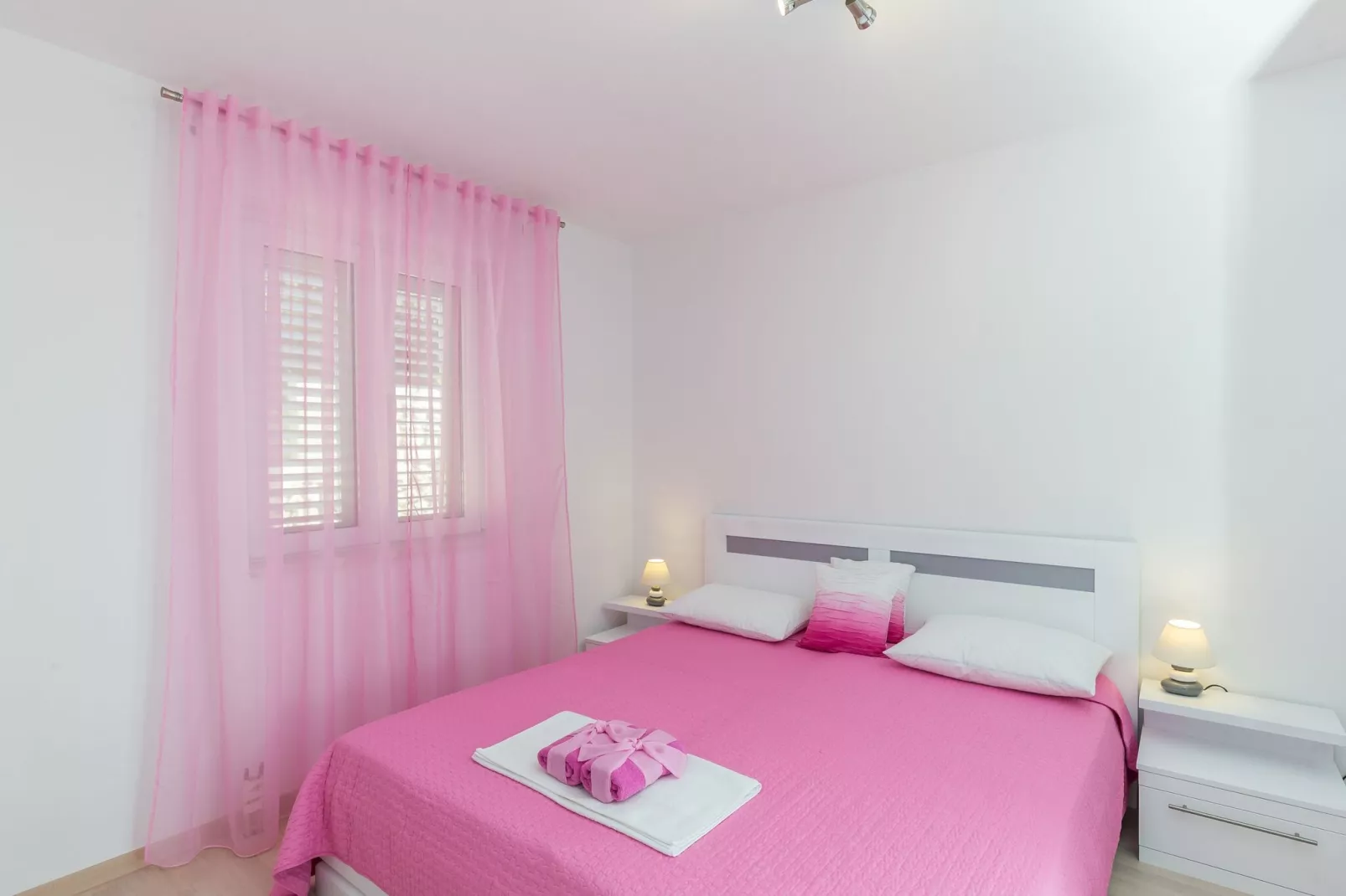 Apartments Villa Enzian - Comfort Two Bedroom Apartment with Balcony and Sea View-Slaapkamer