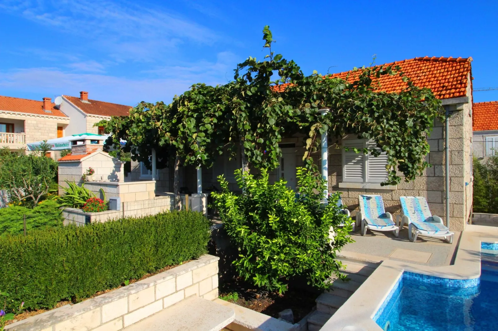 Green Garden House - Four Bedroom House with Private Pool-Buitenlucht