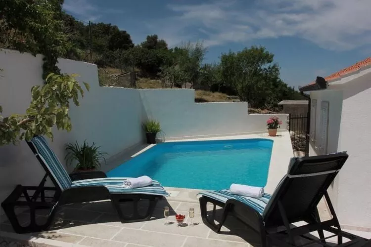 Holiday House Pine Tree - Three Bedroom Holiday Home with Pool-Zwembad