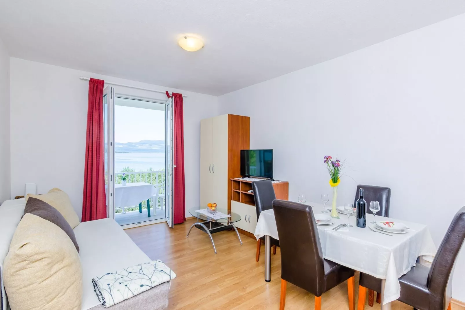 Apartments Glavor - One Bedroom Apartment with Balconies and Sea View-Eetkamer