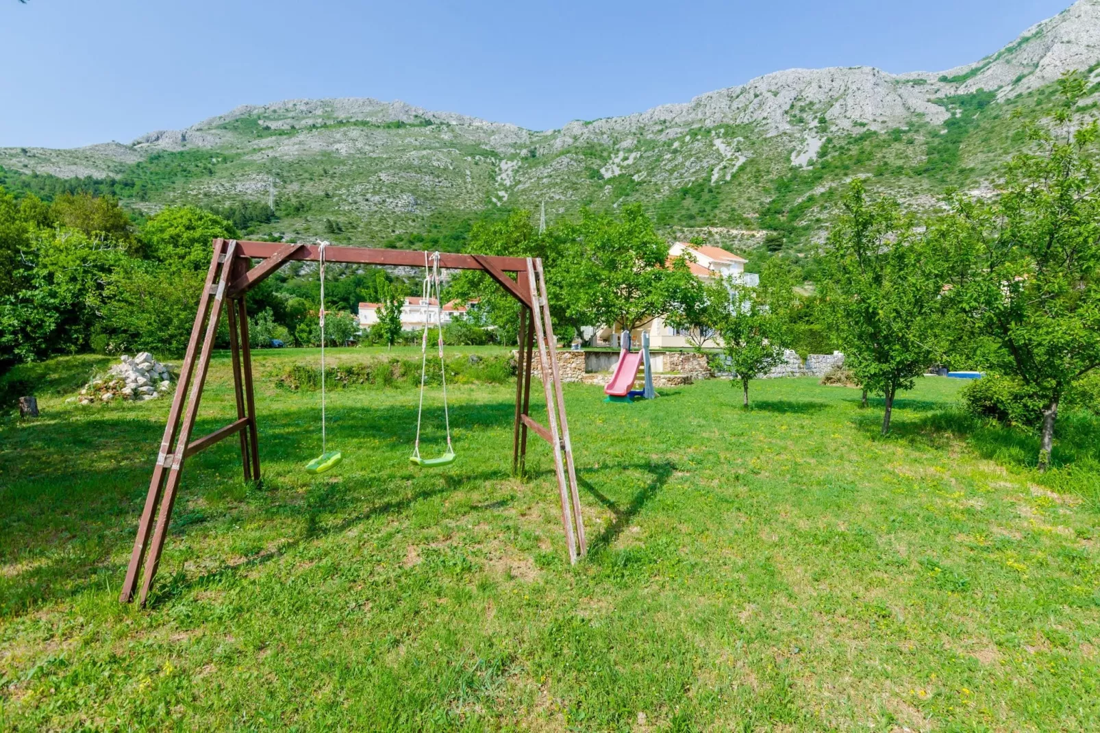 Color Apartments - Standard One-Bedroom Apartment with Terrace and Partial Sea View (Red)-Tuinen zomer