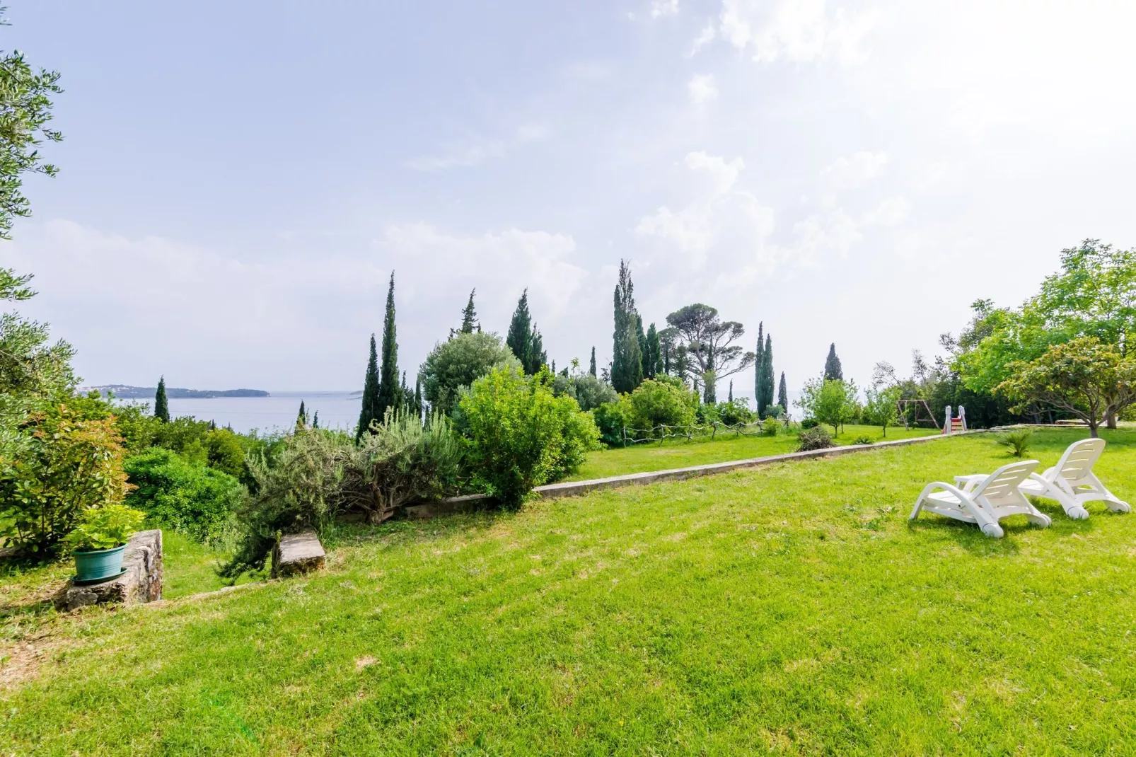 Color Apartments - Standard One-Bedroom Apartment with Terrace and Partial Sea View (Red)-Buitenlucht