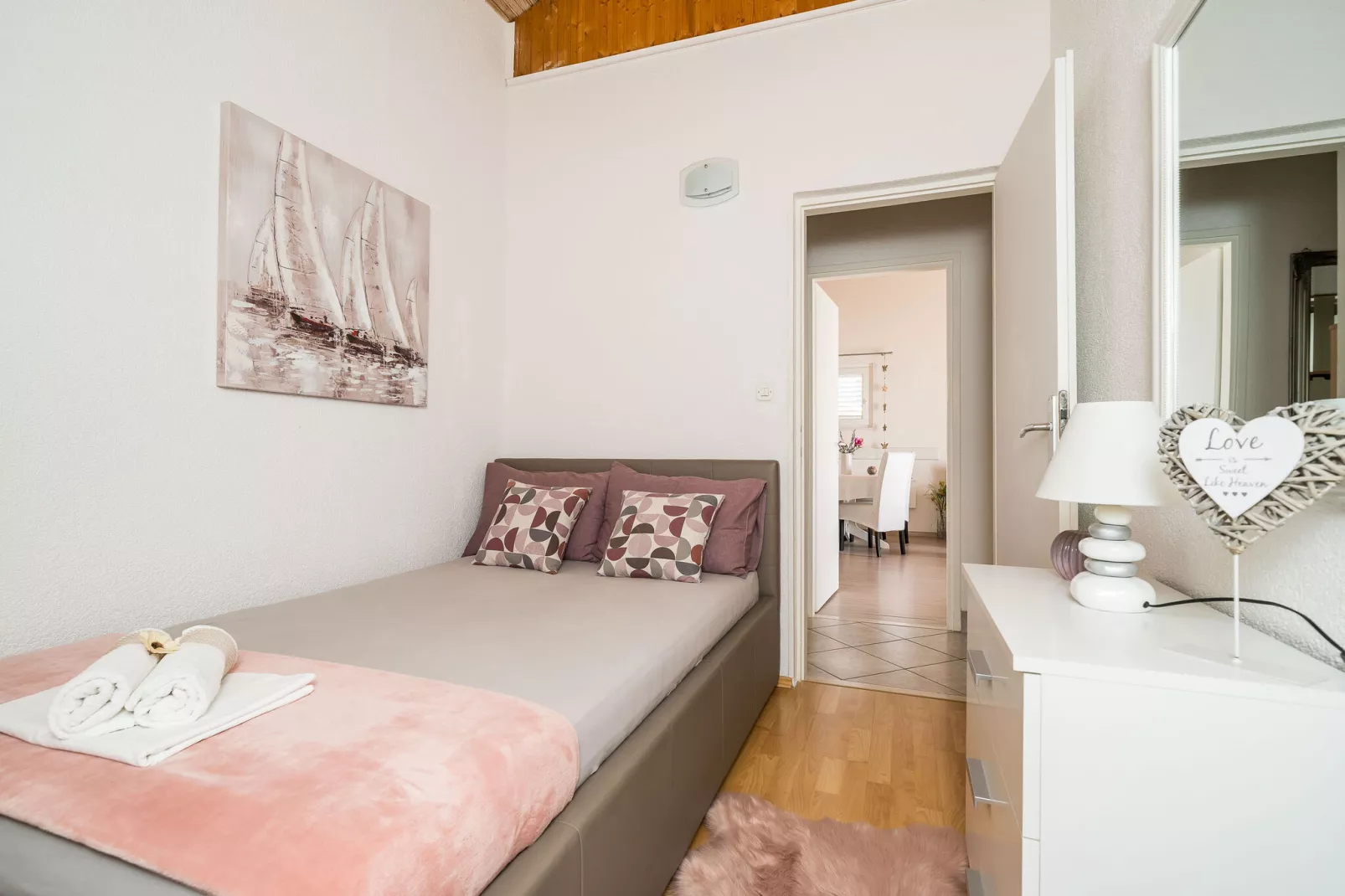 Indy's Beach Apartments -Two Bedroom Apartment with Balcony and Sea View-Slaapkamer