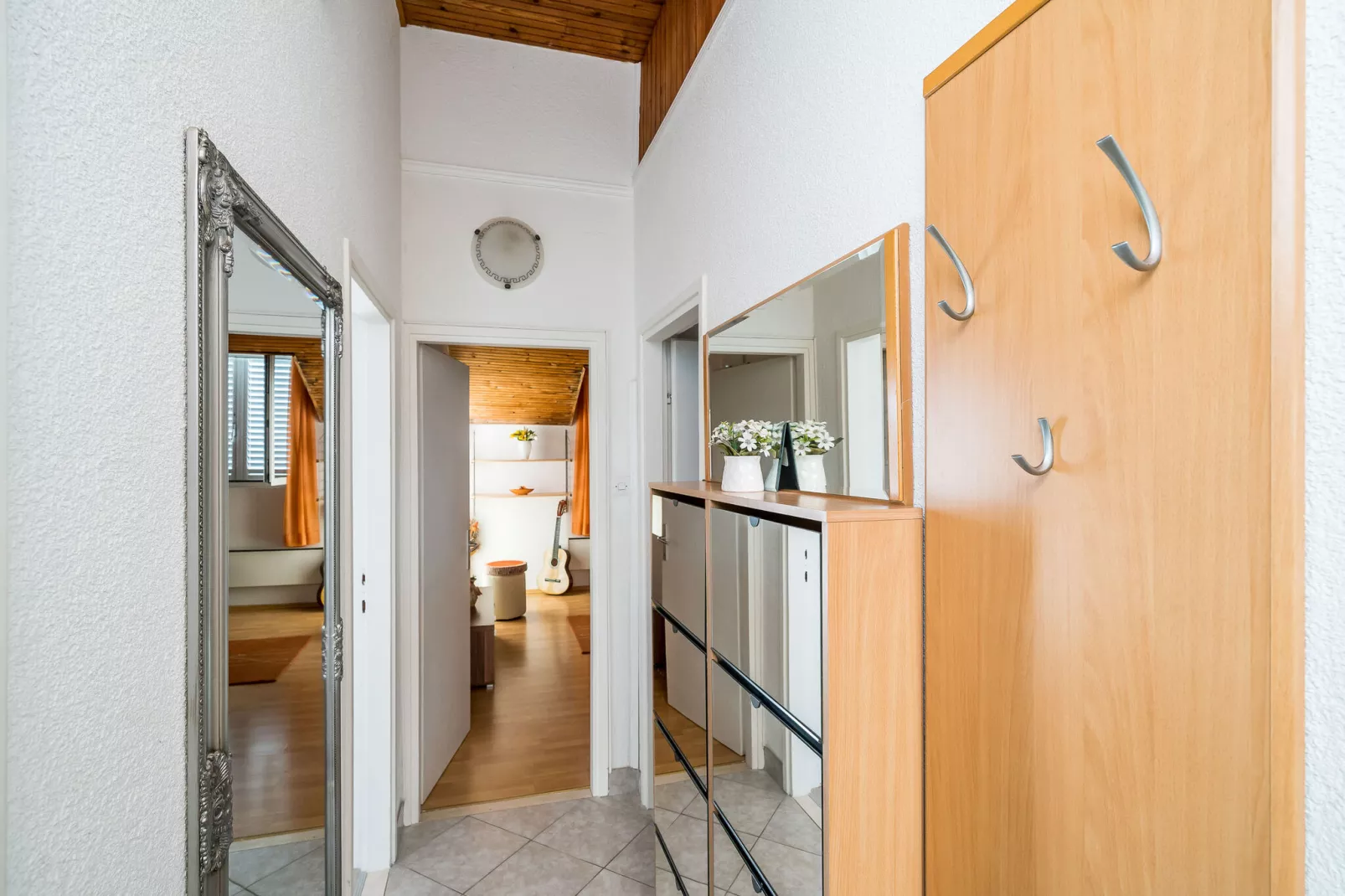 Indy's Beach Apartments -Two Bedroom Apartment with Balcony and Sea View-Binnen