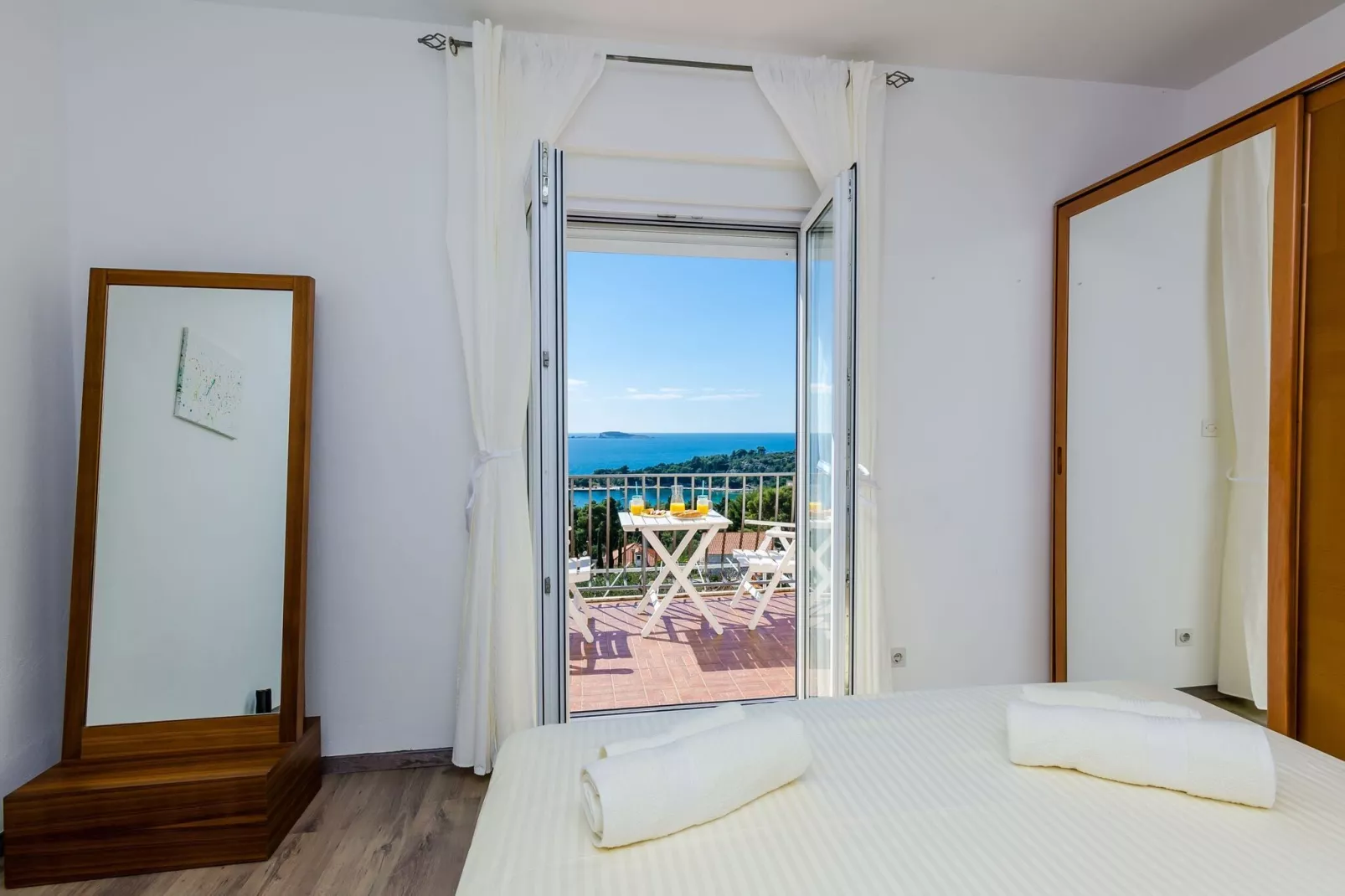 Apartments Knego - One Bedroom Apartment with Balcony and Sea View-Slaapkamer