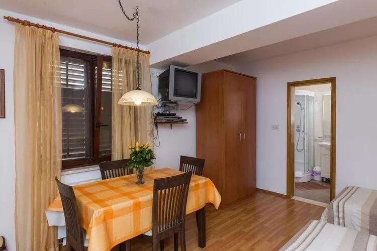 Apartments Milanović - Premium Studio Apartment with Terrace and Garden View