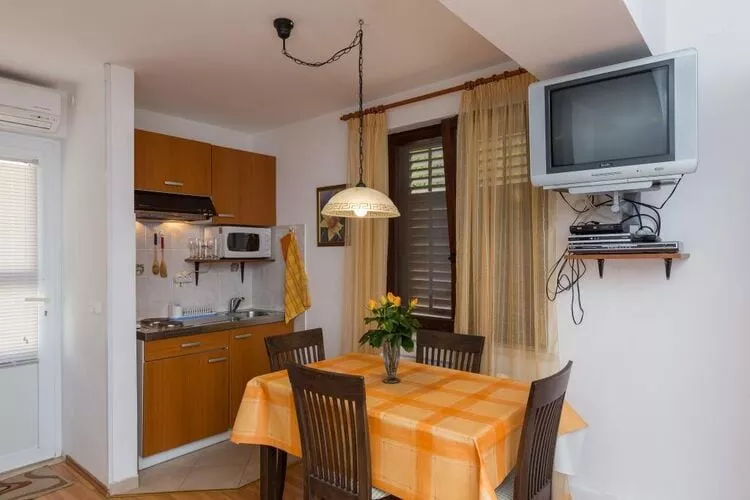 Apartments Milanović - Premium Studio Apartment with Terrace and Garden View-Keuken