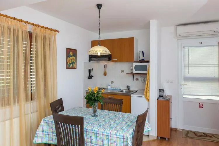 Apartments Milanović - Superior Studio Apartment with Terrace and Garden View-Keuken