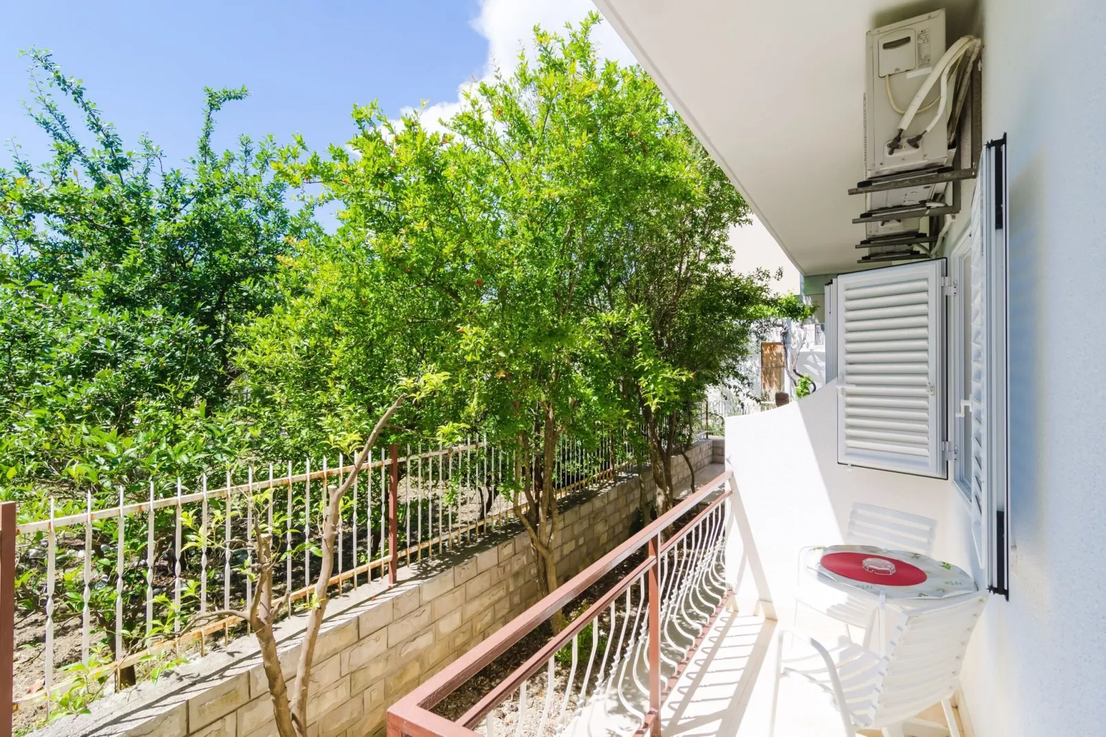 Apartments & Rooms Barišić - Standard Studio Apartment with Balcony and Garden View (G1)-Terrasbalkon