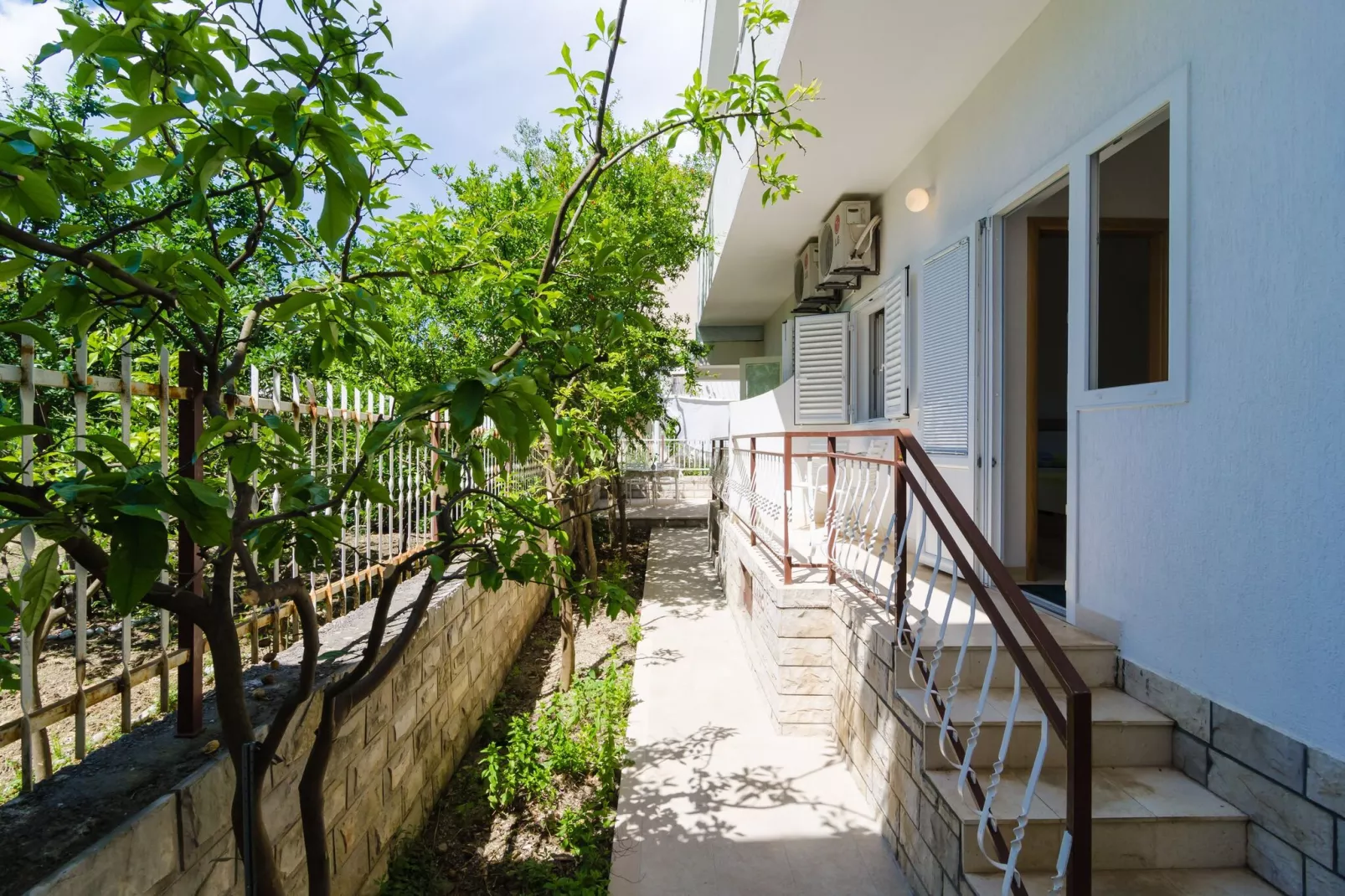 Apartments & Rooms Barišić - Standard Studio Apartment with Balcony and Garden View (G1)-Buitenlucht