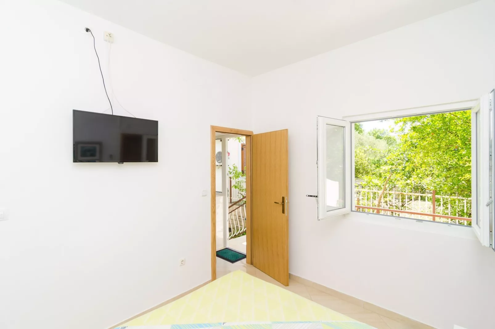 Apartments & Rooms Barišić - Standard Studio Apartment with Balcony and Garden View (G1)-Binnen