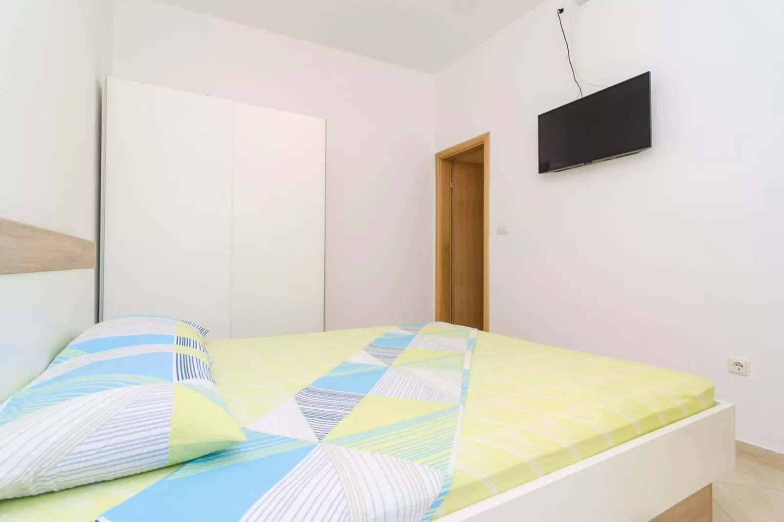 Apartments & Rooms Barišić - Standard Studio Apartment with Balcony and Garden View (G1)-Binnen