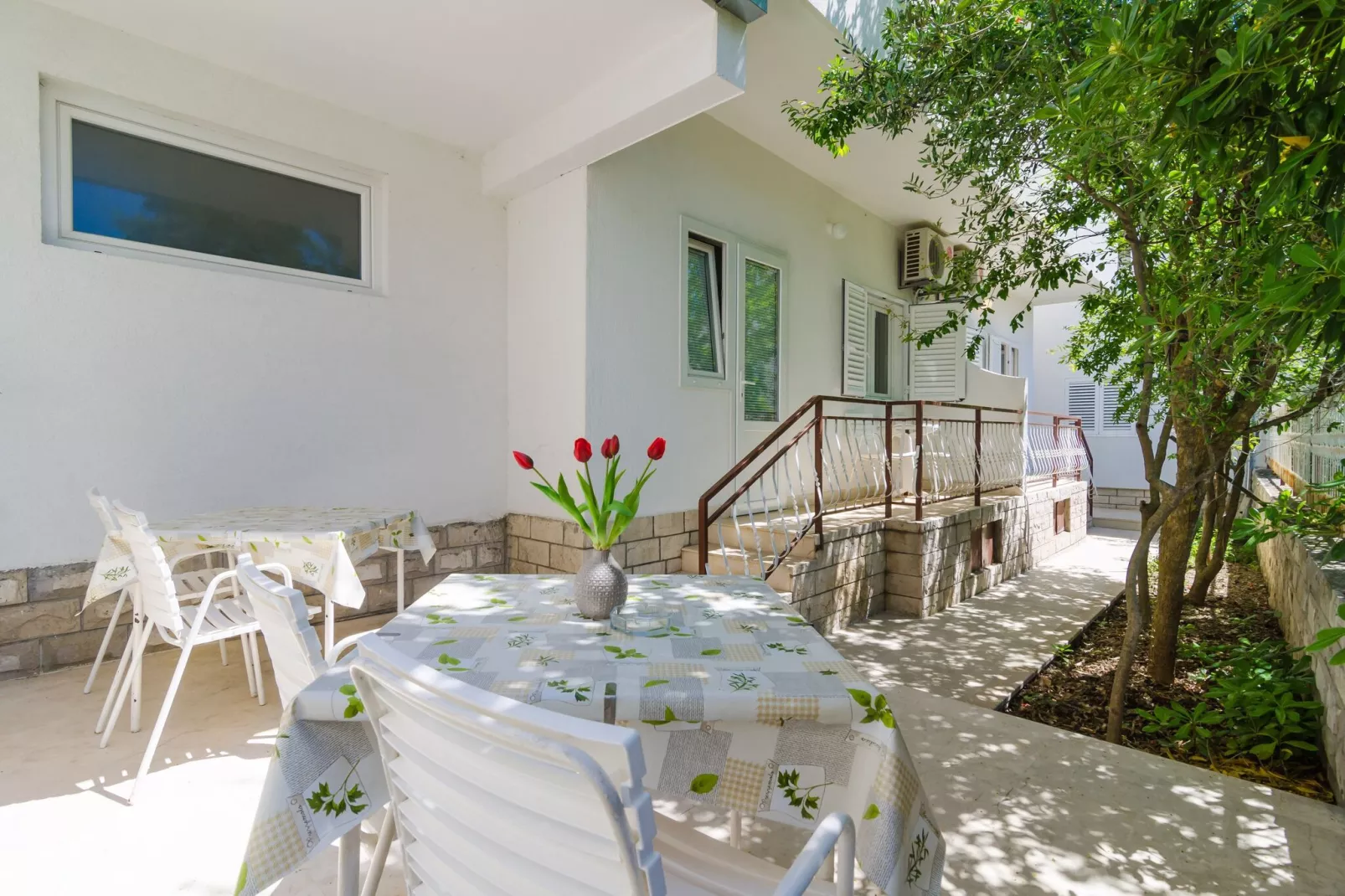 Apartments & Rooms Barišić - Superior Studio Apartment with Balcony and Garden View (G2)-Terrasbalkon