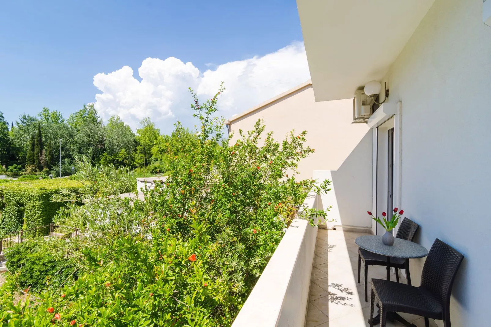 Apartments & Rooms Barišić - Studio Apartment with Balcony and Garden View (First Floor)-APT 2-Terrasbalkon