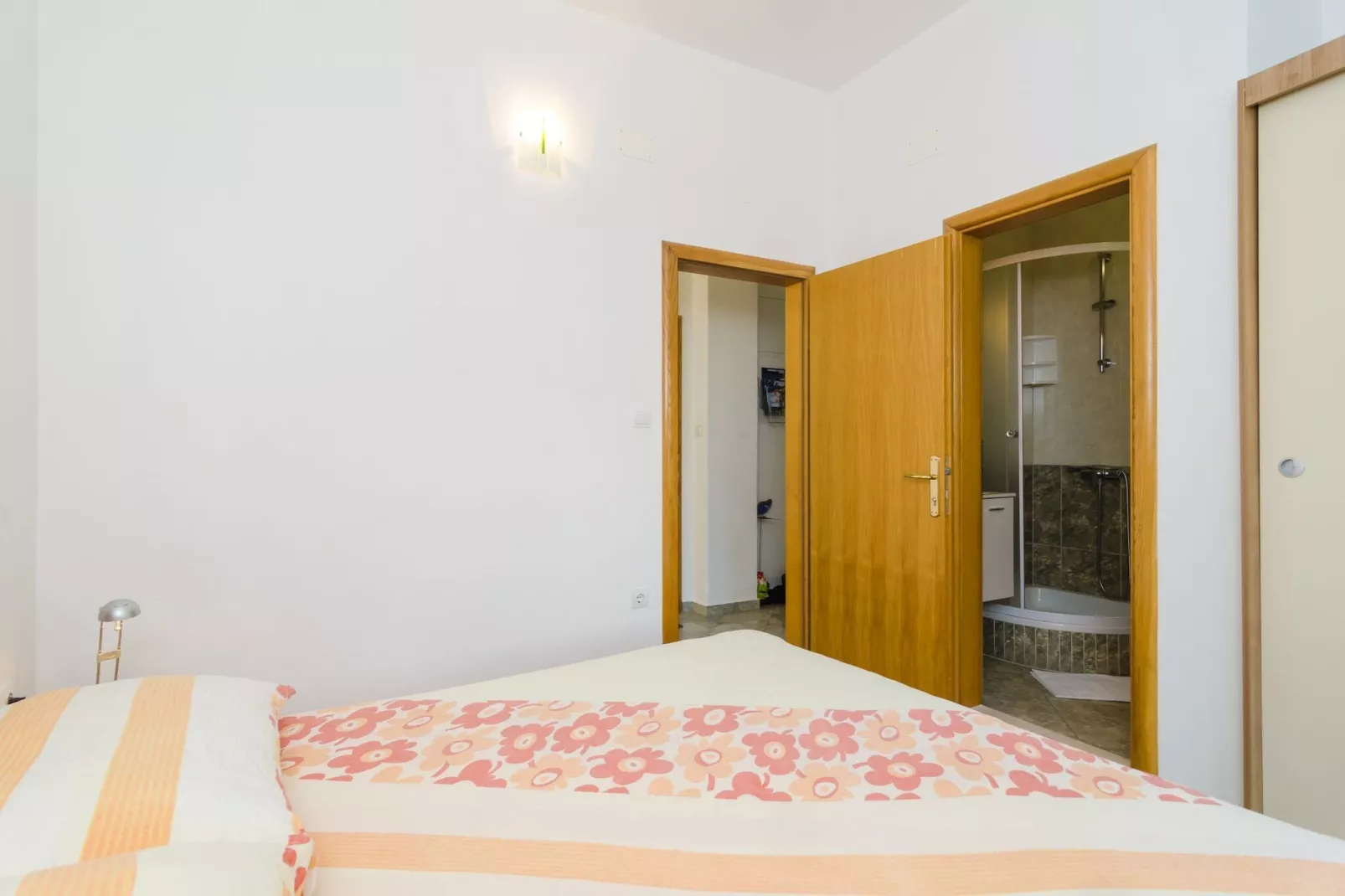 Apartments & Rooms Barišić - Double Room with Balcony and City View(First Floor)(Soba 3)