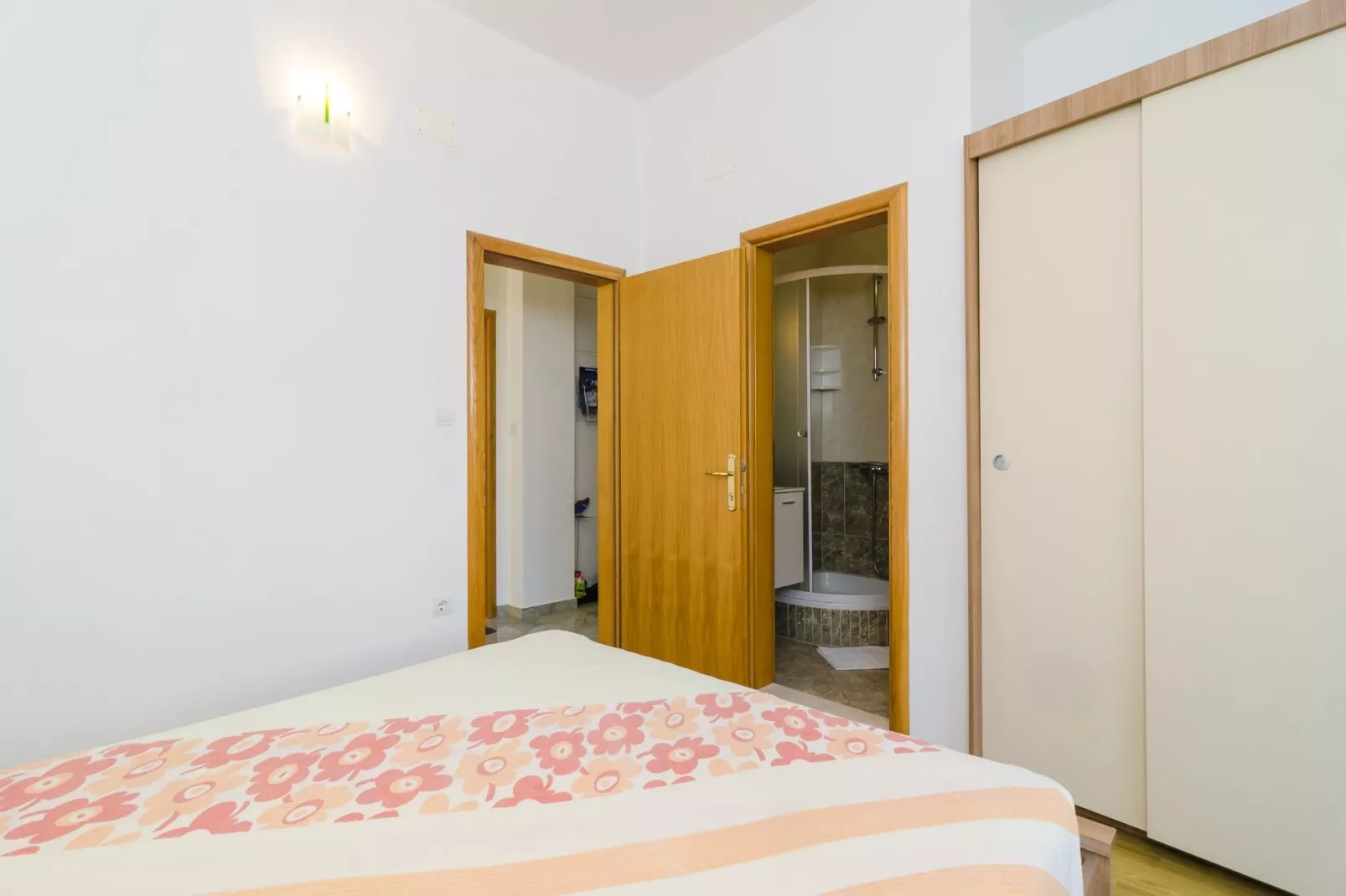 Apartments & Rooms Barišić - Double Room with Balcony and City View(First Floor)(Soba 3)-Slaapkamer