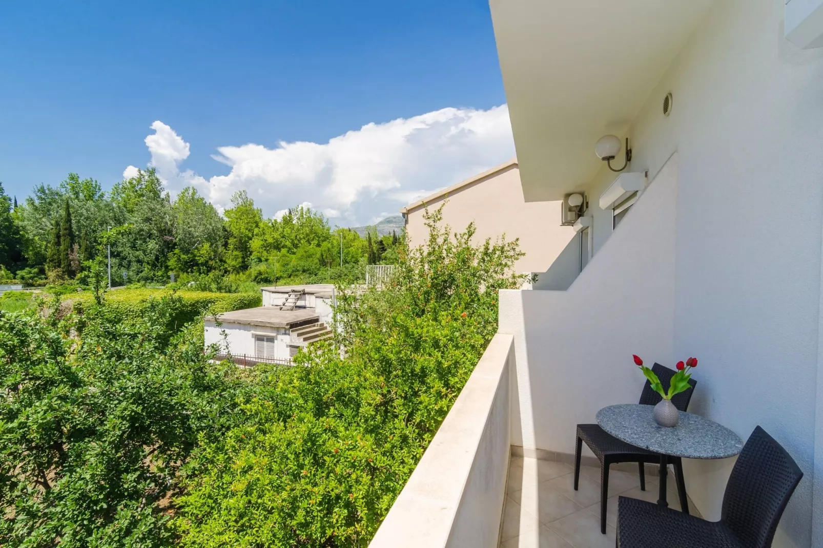 Apartments & Rooms Barišić - Double Room with Balcony and Garden View (Soba 1)-Terrasbalkon