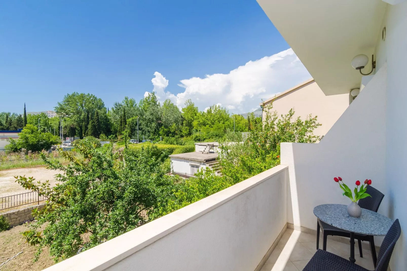 Apartments & Rooms Barišić - Double Room with Balcony and Garden View (Soba 1)-Terrasbalkon