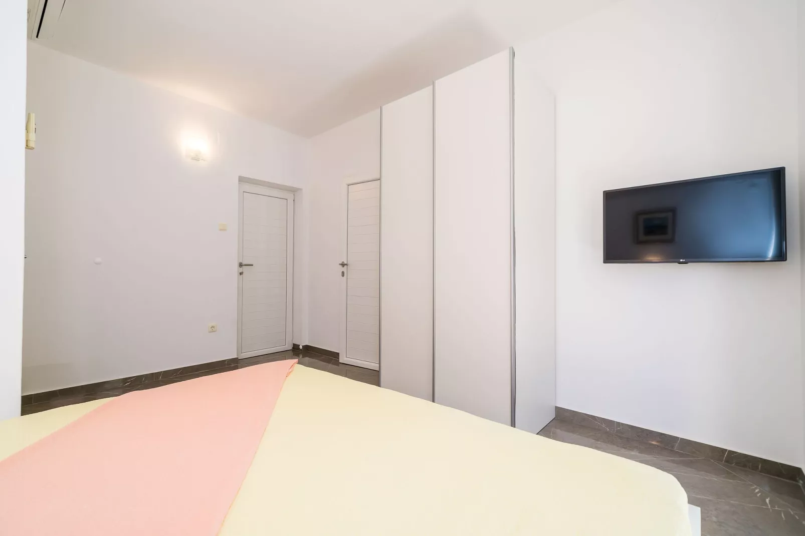 Apartments & Rooms Barišić-Standard One Bedroom Apartment with Balcony and Garden View(Naš apartman)-Slaapkamer