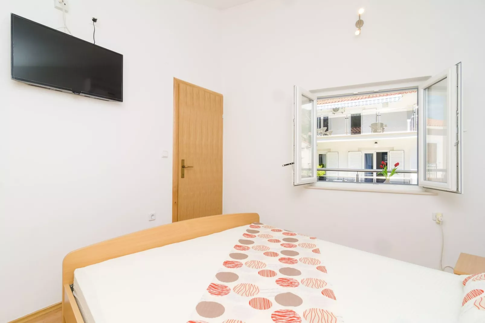 Apartments & Rooms Barišić-Comfort One Bedroom Apartment with Balcony and Garden View (Apt Preko)-Slaapkamer