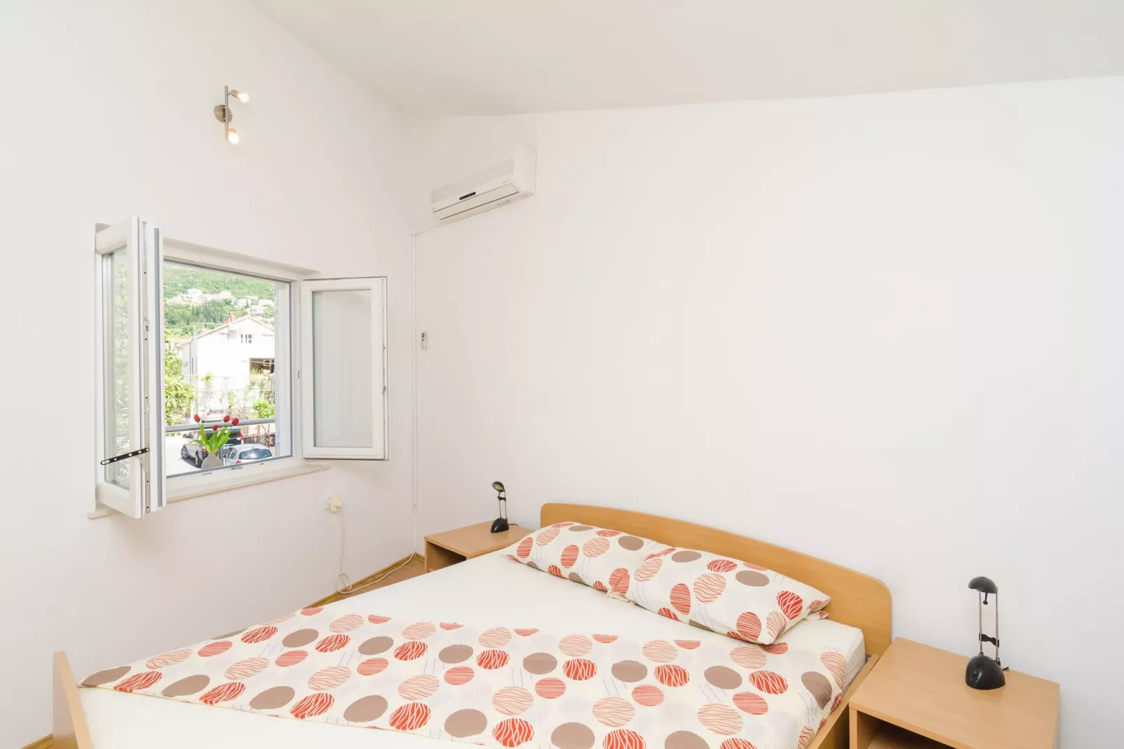 Apartments & Rooms Barišić-Comfort One Bedroom Apartment with Balcony and Garden View (Apt Preko)-Slaapkamer