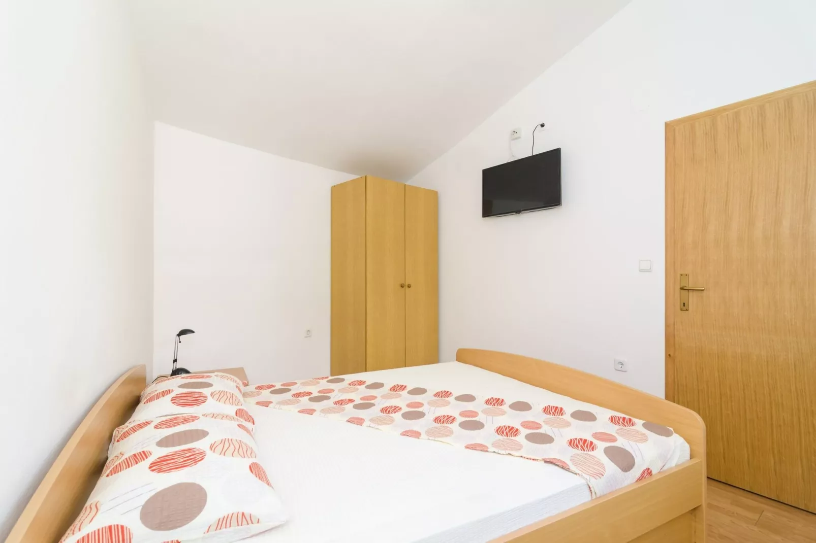 Apartments & Rooms Barišić-Comfort One Bedroom Apartment with Balcony and Garden View (Apt Preko)-Slaapkamer