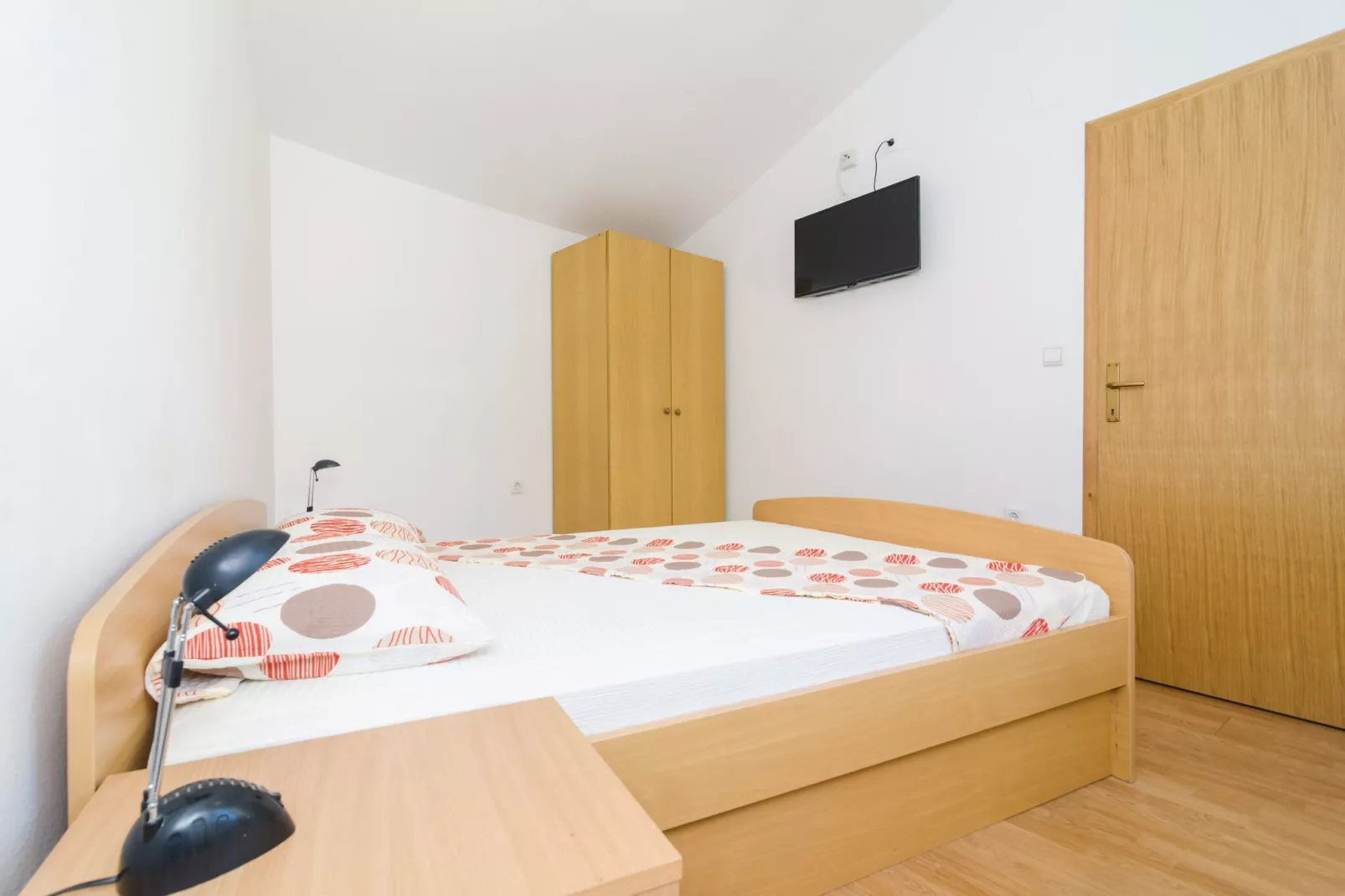 Apartments & Rooms Barišić-Comfort One Bedroom Apartment with Balcony and Garden View (Apt Preko)-Slaapkamer