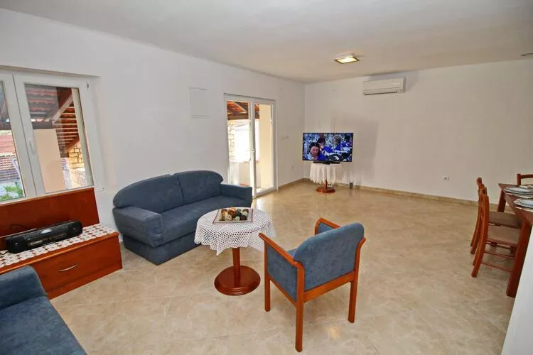 Apartment Lucija Vela Luka - Two Bedroom Apartment with Terrace and Garden View-Woonkamer