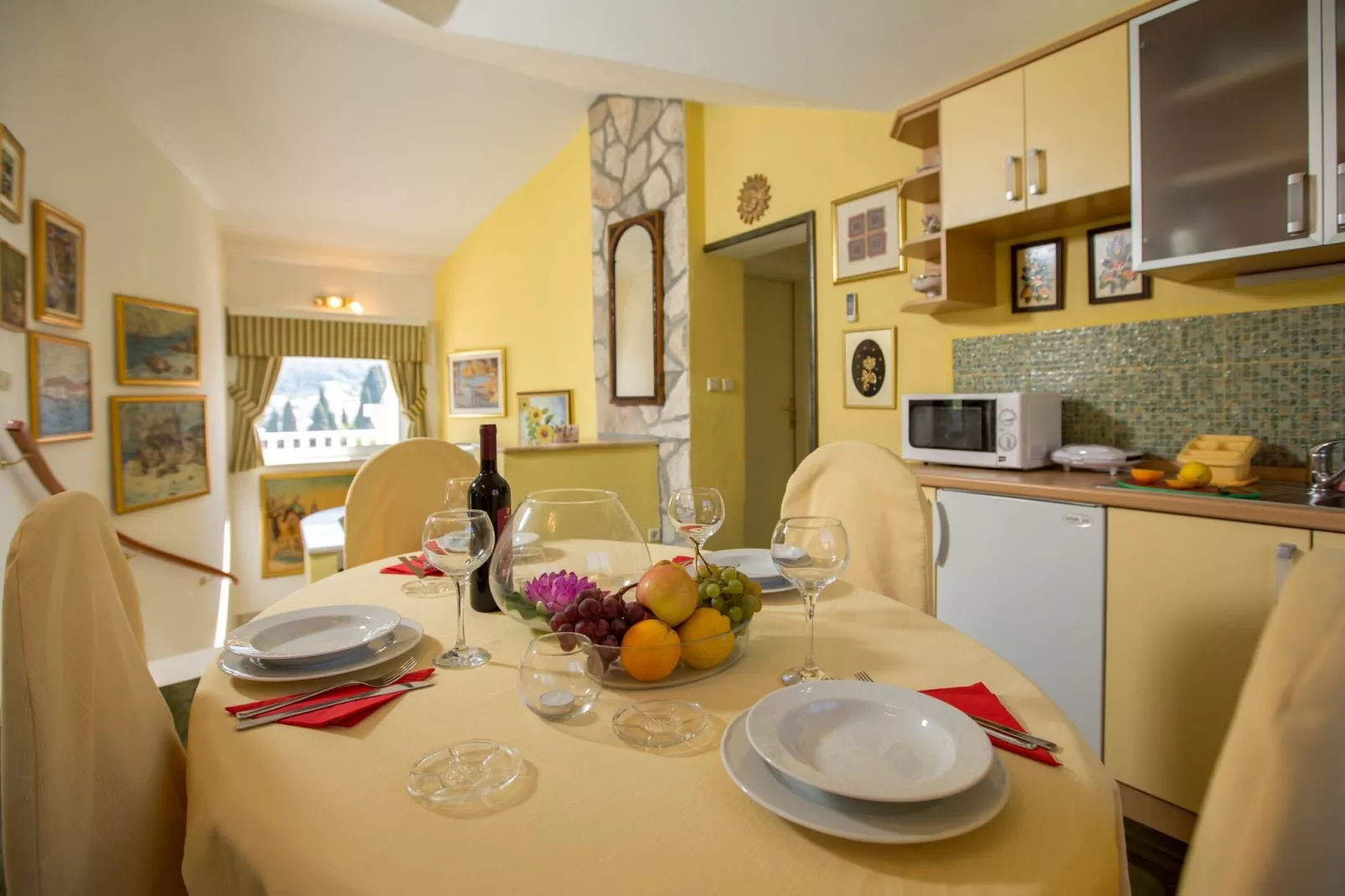 Holiday Home Lapad Beach Royal - Five Bedroom Holiday Home with Balcony and City View-Eetkamer