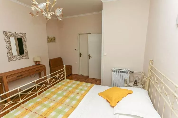 Apartment& Rooms Savonari  - Comfort  Double Room with Patio and Sea View (Soba 2)-Slaapkamer