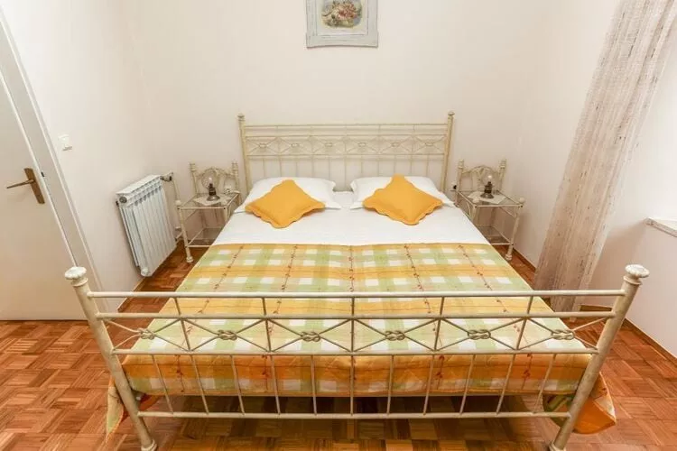 Apartment& Rooms Savonari  - Comfort  Double Room with Patio and Sea View (Soba 2)-Slaapkamer