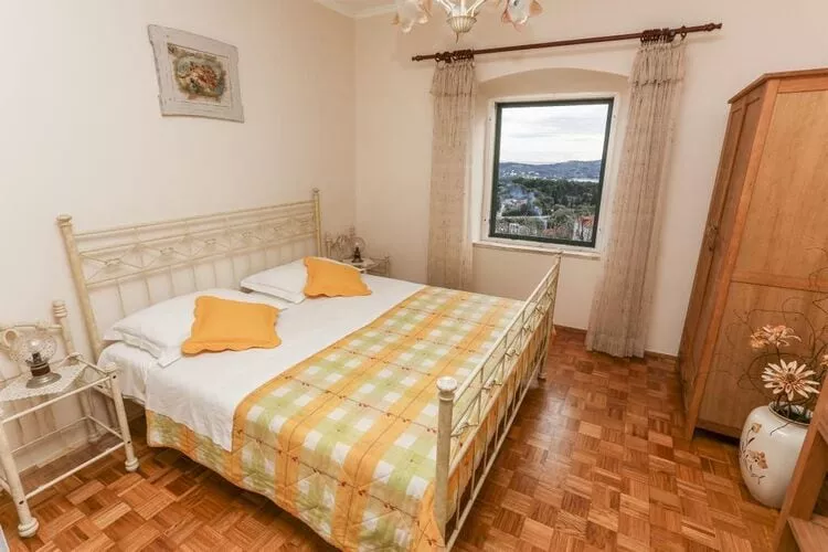 Apartment& Rooms Savonari  - Comfort  Double Room with Patio and Sea View (Soba 2)-Slaapkamer