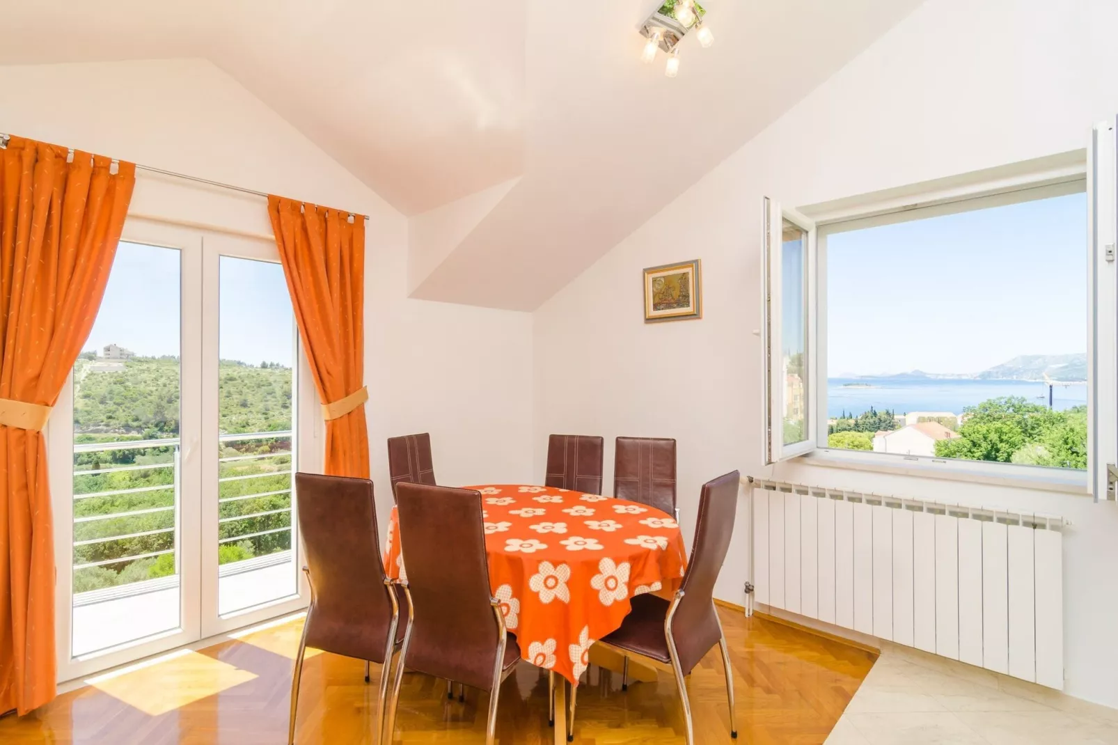 Apartment Feel Phili - Two Bedroom Apartment with Balcony and Sea View-Eetkamer