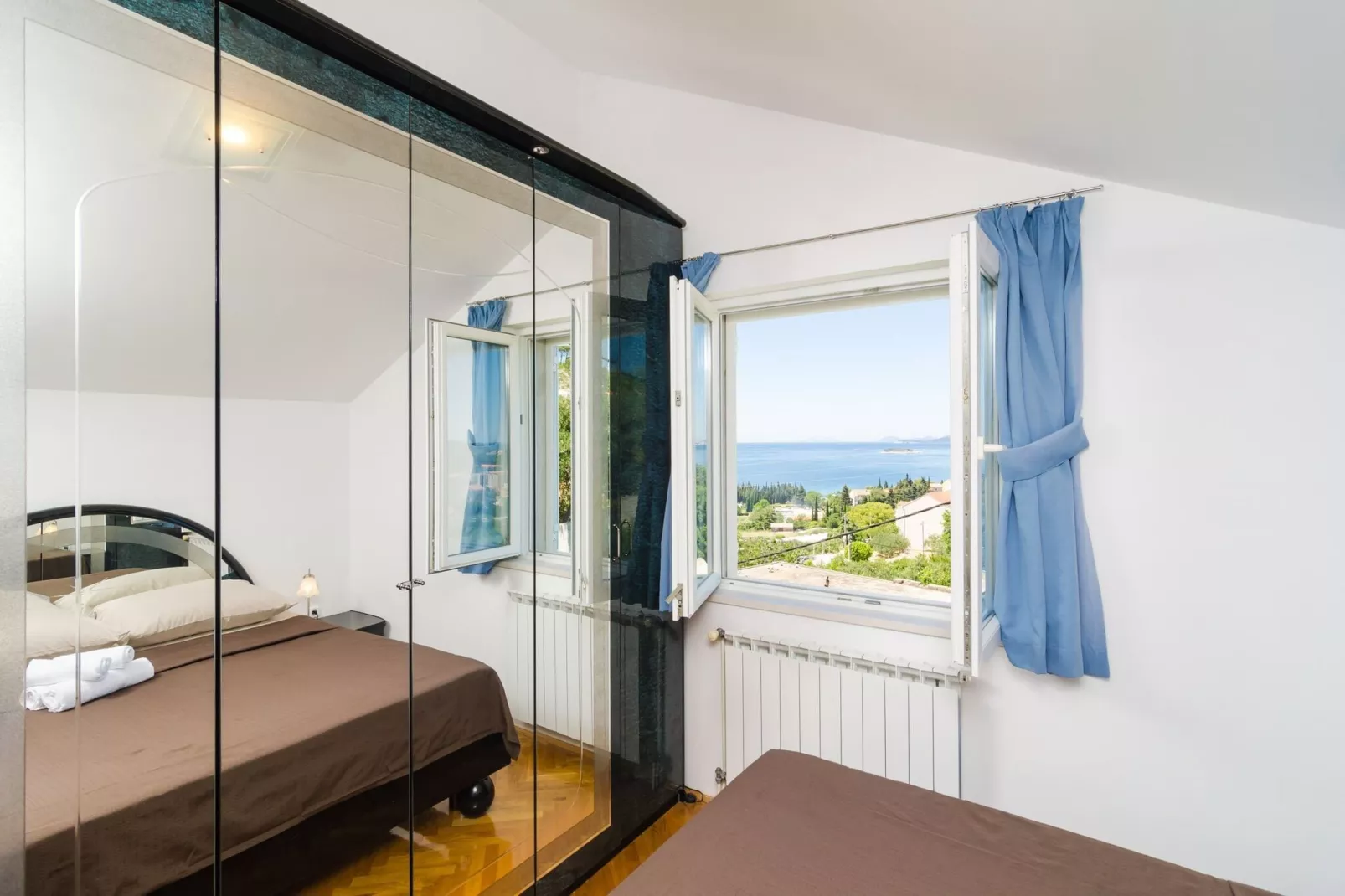 Apartment Feel Phili - Two Bedroom Apartment with Balcony and Sea View-Slaapkamer