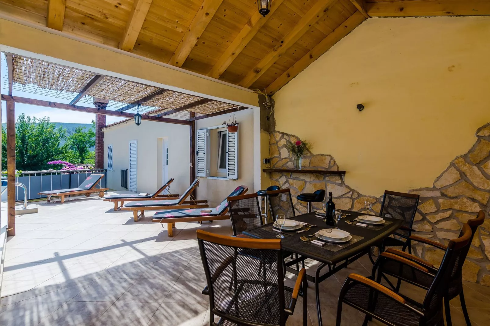 Villa Dalmatian Gem - Two-Bedroom Villa with Terrace and Swimming Pool-Buitenlucht