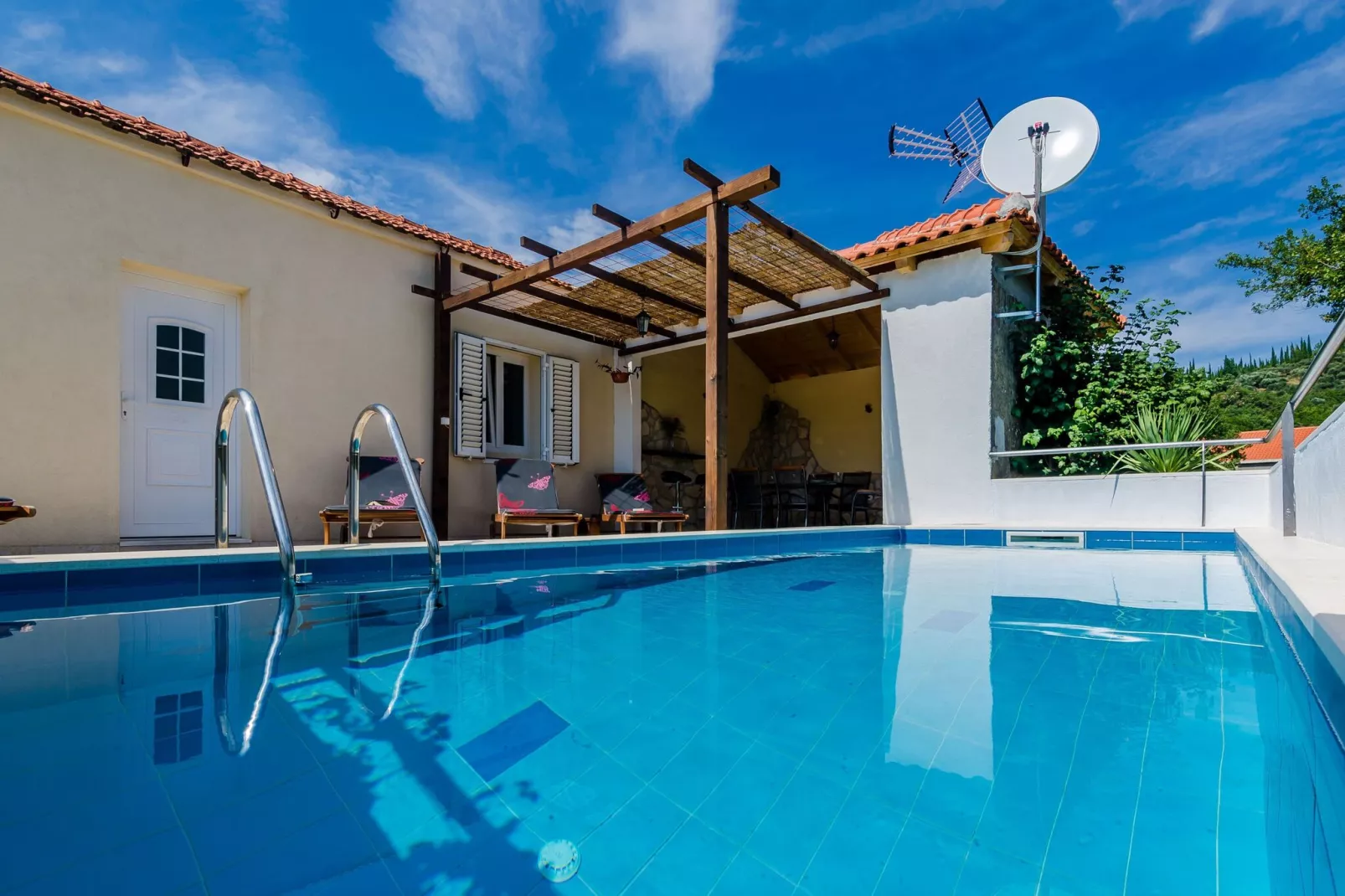 Villa Dalmatian Gem - Two-Bedroom Villa with Terrace and Swimming Pool-Zwembad